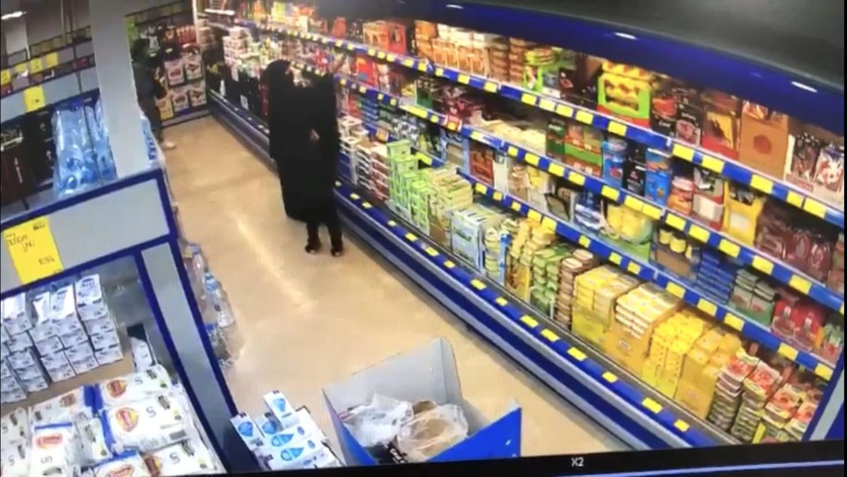 Son dakika haberi... İstanbul\'da marketten hırsızlık yapan kadın kamerada: Bazılarını çaldı, bazılarını da ödedi