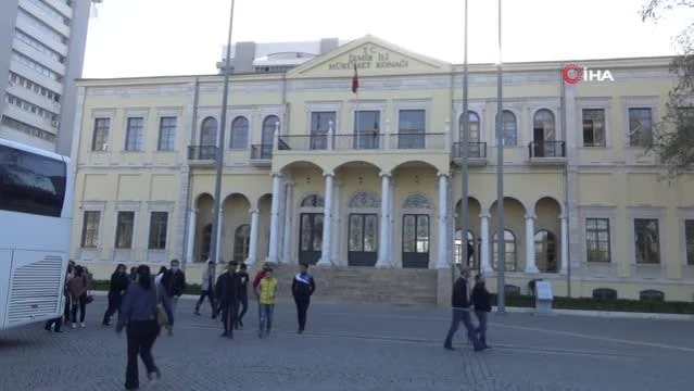 İzmir TEM Şube öğrencilere tarihi yerleri gezdiriyor
