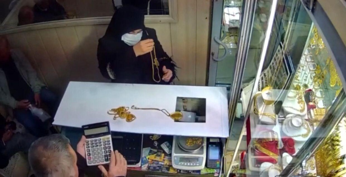 Batman\'da yaşandı: Önce eliyle tarttı, sonra ağır kolyeyi kaşla göz arasında çantasına attı