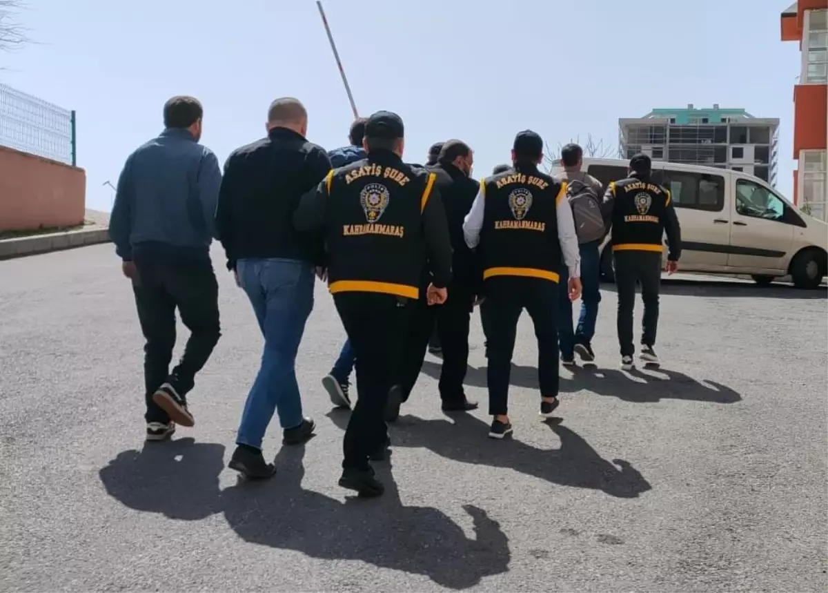 Kahramanmaraş\'ta aranan 2 hükümlü aynı araçta yakalandı