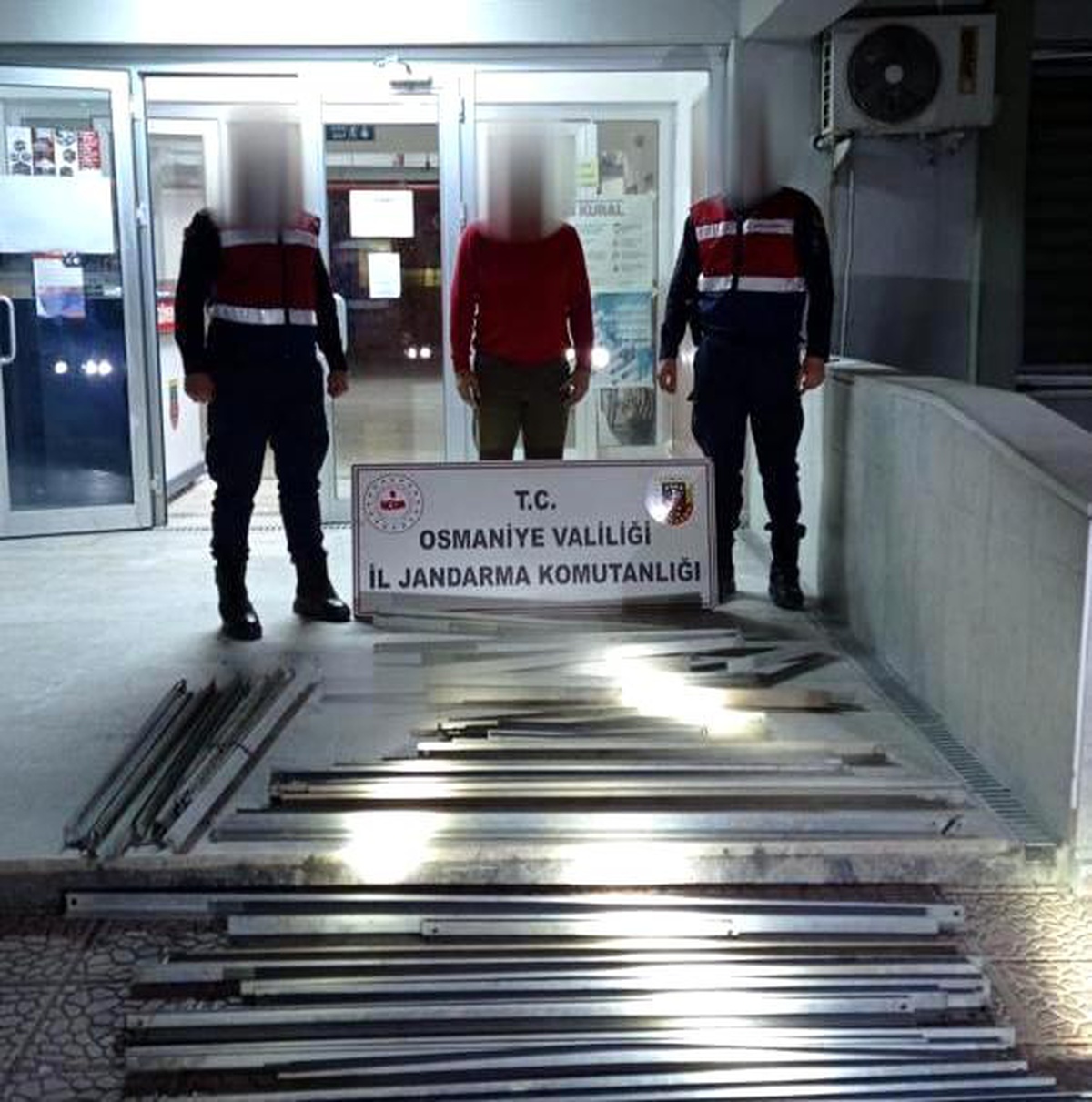 Kamu kurumundan hırsızlık yapan 2 şüpheli yakalandı