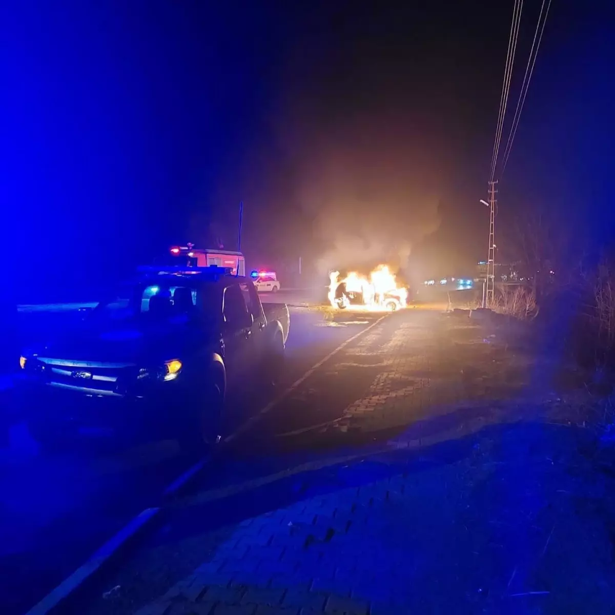 Trafik kazası sonrası alev alan araçtaki 4 kişi yaralandı