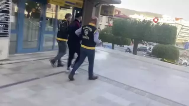 Kırmızı bültenle aranıyordu, çantasını unutunca yakalandı