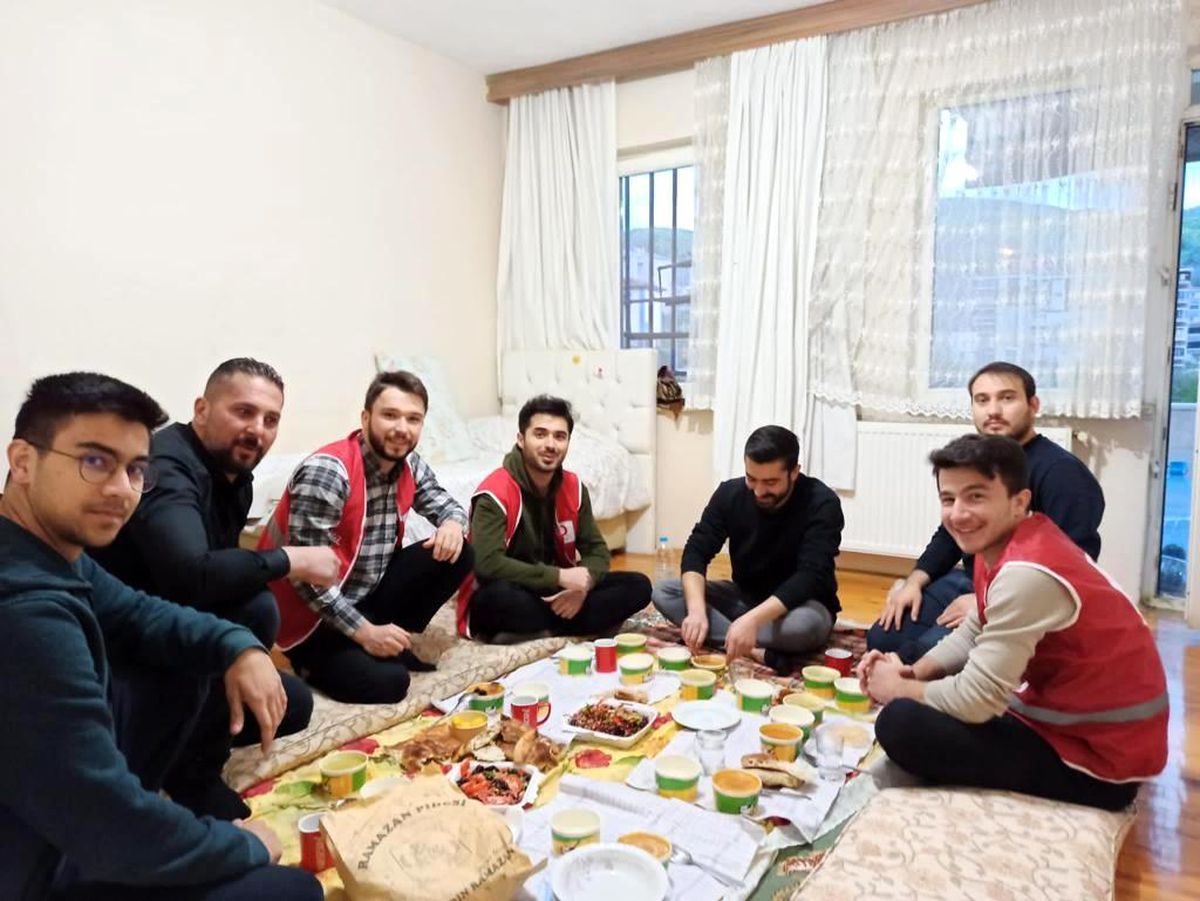 Kızılay iftarda üniversite öğrencilerinin evine konuk oldu