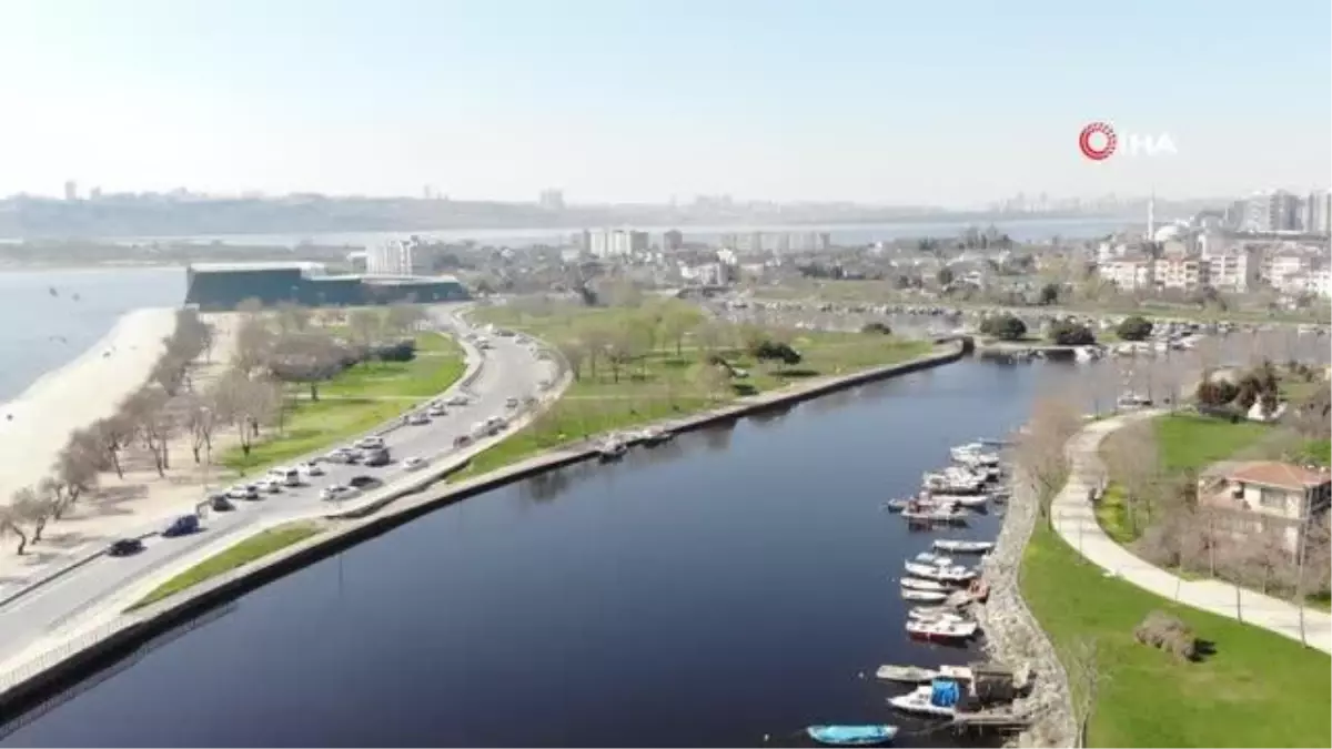 Küçükçekmece\'de Menekşe Deresi kırmızıya büründü