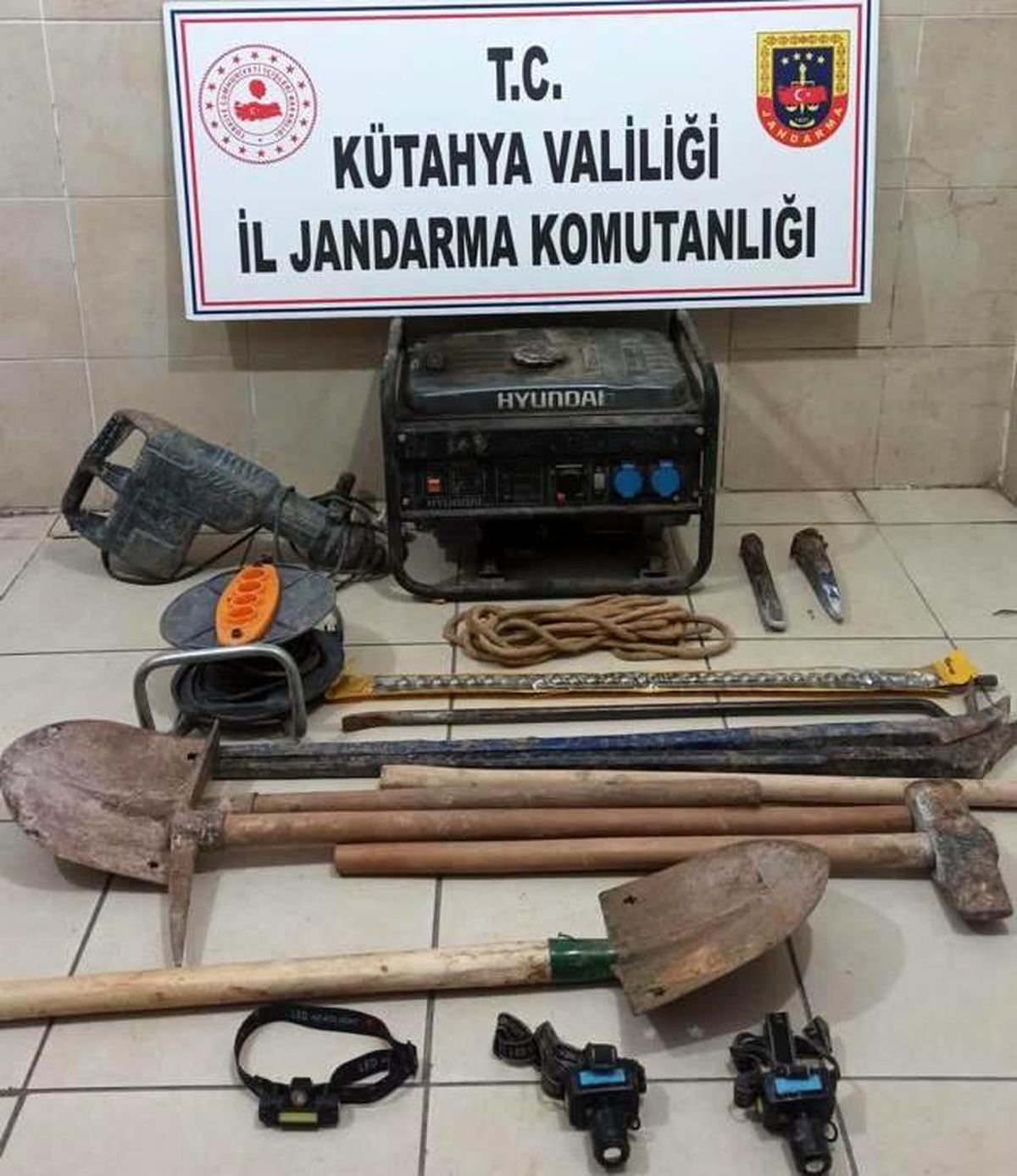 Kütahya\'da kaçak kazı yapan 4 şüpheli suçüstü yakalandı