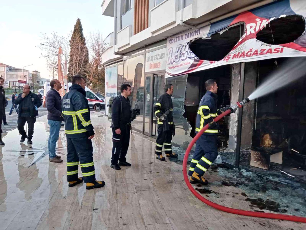Lüleburgaz\'da mobilya mağazası yandı