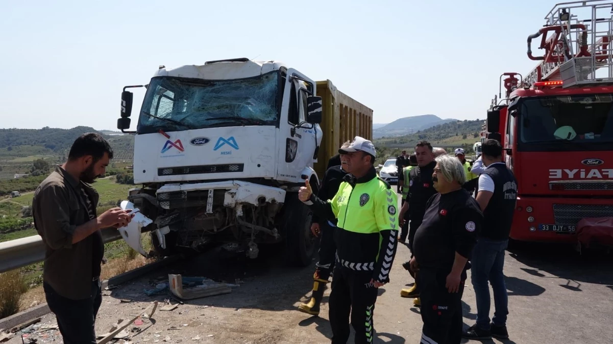 Mersin\'de kamyonun iki midibüse çarpması sonucu 5 kişi yaralandı
