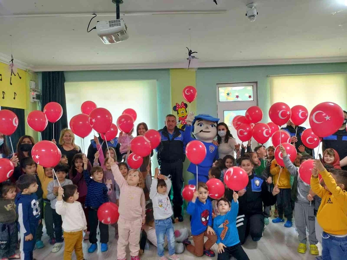 Minik öğrencilere polislerden toplumsal eğitim