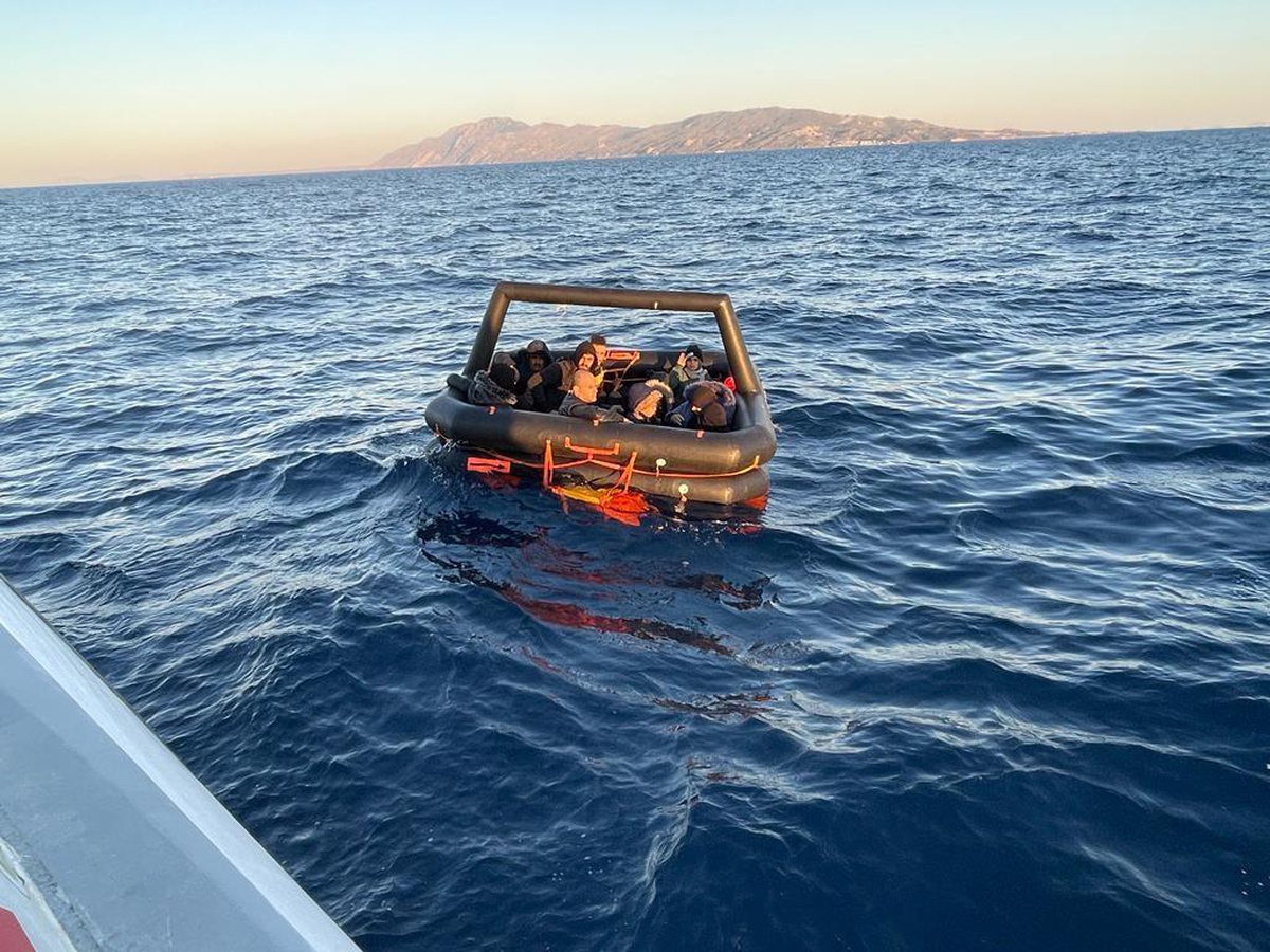 Muğla\'da can salındaki 13 düzensiz göçmen kurtarıldı