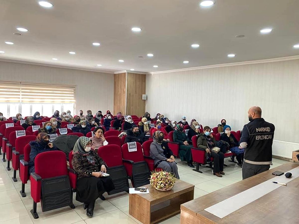 Narkotik polislerinden annelere eğitim