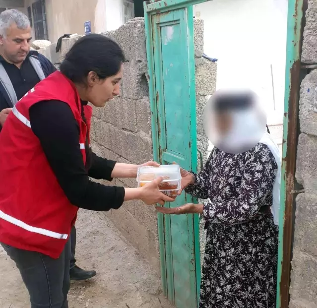 Nusaybin'de evlere sıcak yemek dağıtımı