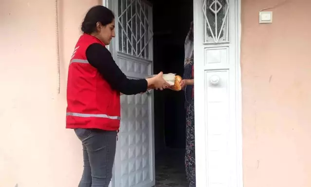 Nusaybin'de evlere sıcak yemek dağıtımı