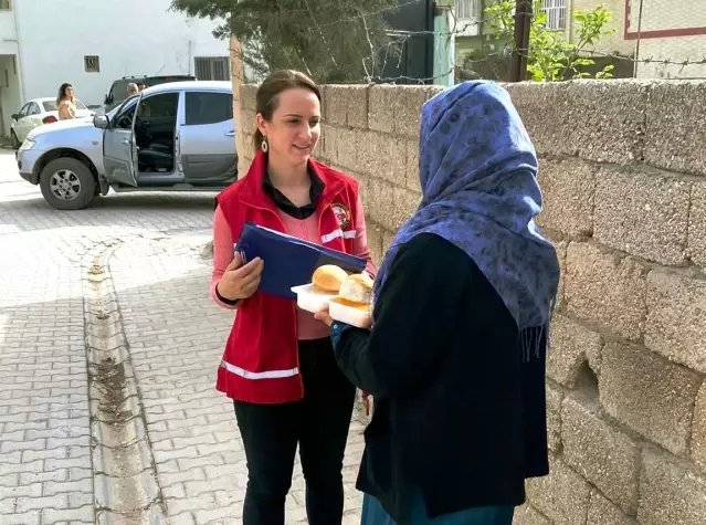 Nusaybin'de evlere sıcak yemek dağıtımı