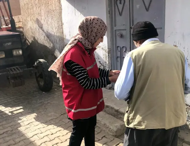 Nusaybin'de evlere sıcak yemek dağıtımı