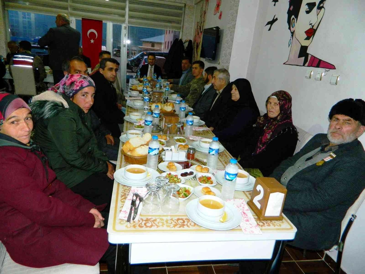 Son dakika haberi... Posof Kaymakamı şehit ve gaziler ailesine iftar verdi