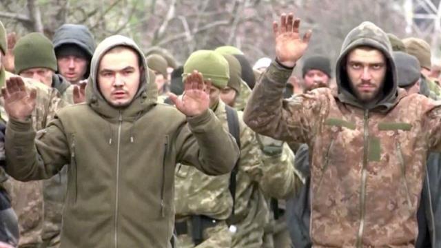 Rusya için büyük stratejik öneme sahip Mariupol'de Ukraynalı askerler böyle teslim oldu