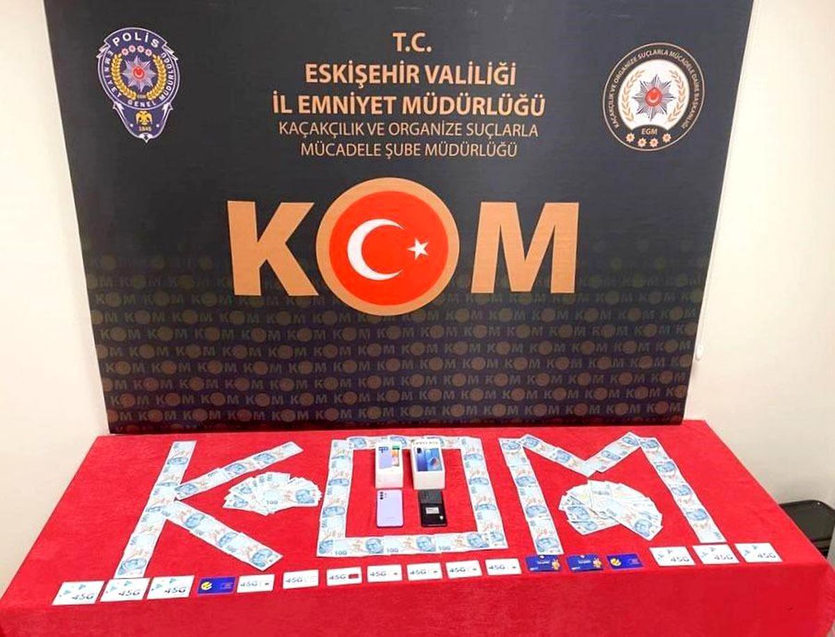 Sahte para ile cep telefonu alan şüpheliler yakalandı