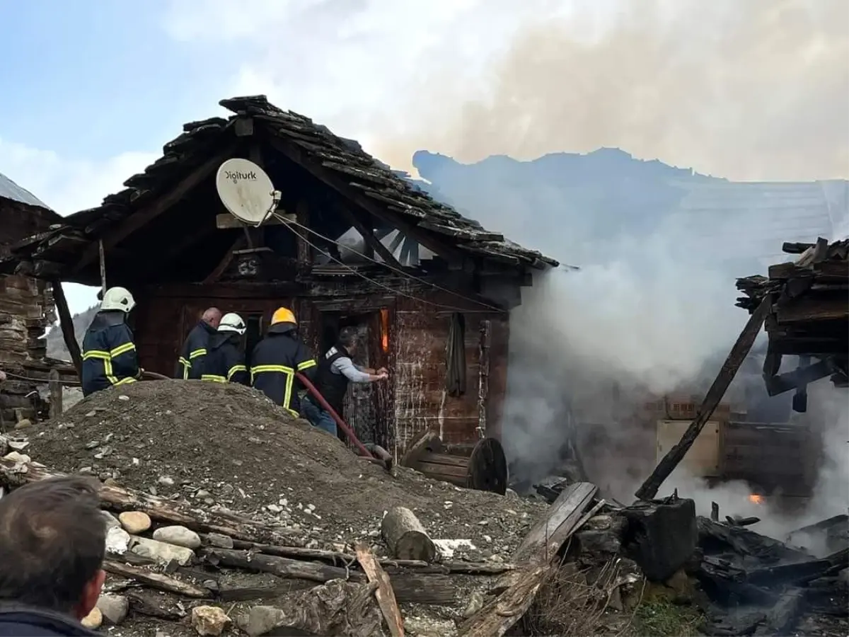 Sinop'ta 1 ev ve 3 ambar yandı