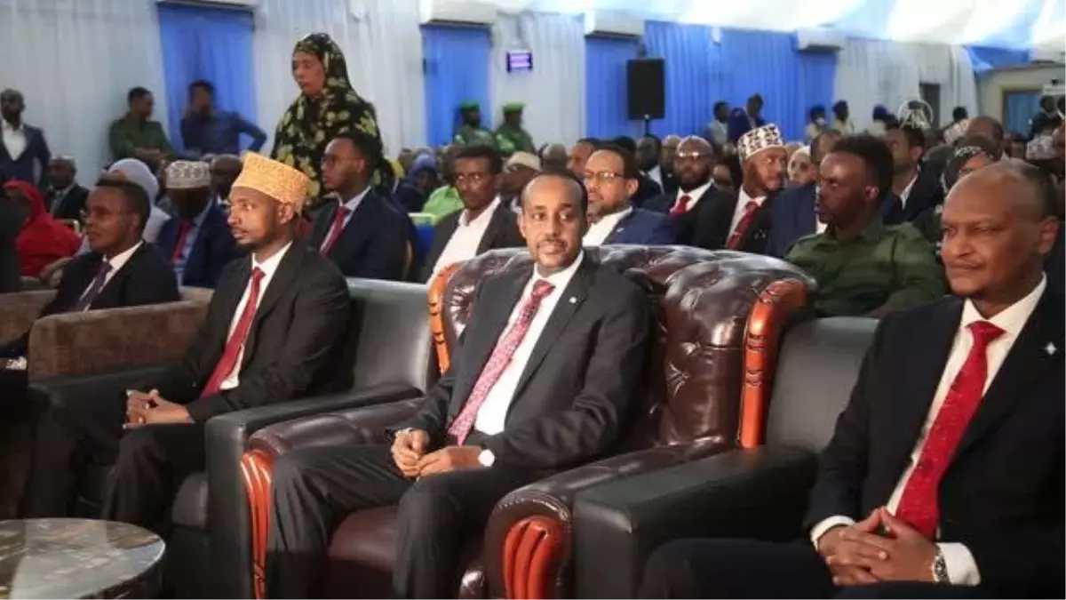 Somali\'de yeni seçilen vekiller yemin etmeye başladı