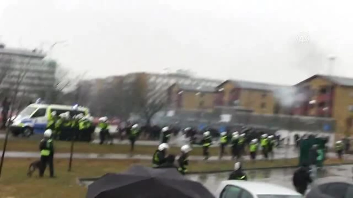 STOCKHOLM - İsveç\'te polis koruması altında Kur\'an-ı Kerim yakma provokasyonu
