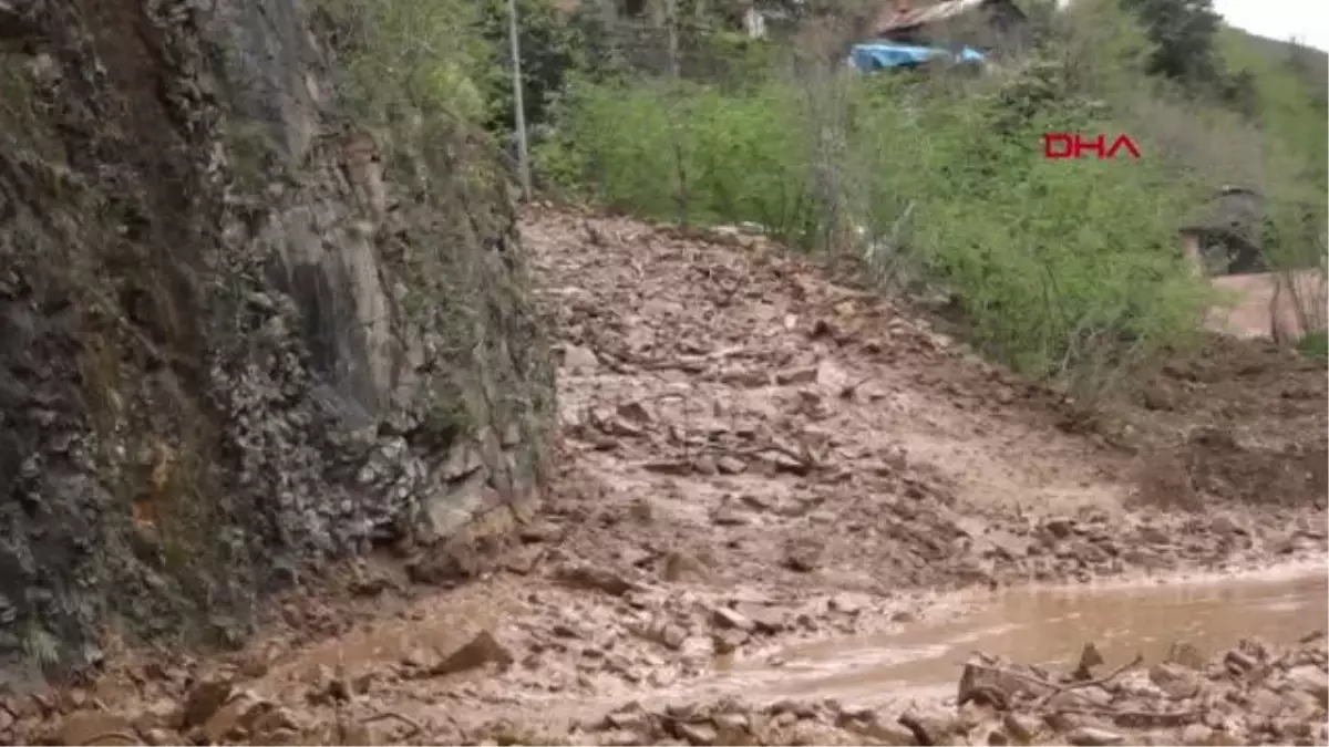 Son dakika haber: TRABZON\'DA HEYELAN YOL KAPATTI; O ANLAR KAMERADA