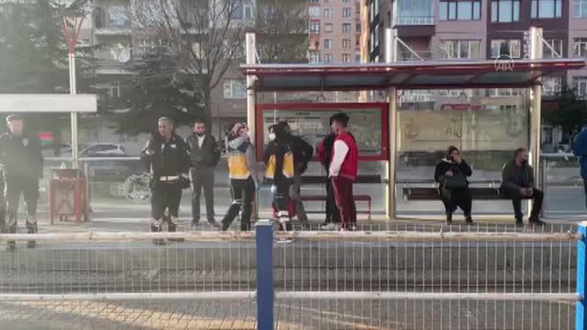 Tramvayda bıçaklı saldırıya uğrayan kişi yaralandı