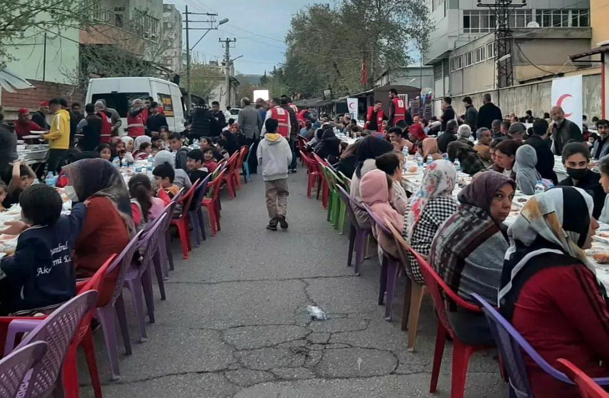 Türk Kızılay\'ından mahalleye iftar yemeği