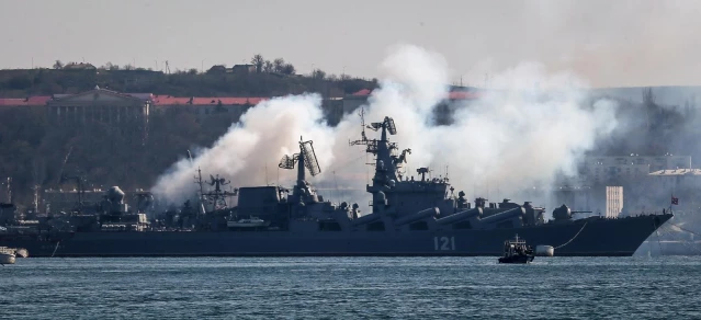 Son dakika! Rusya: Kruvazör gemisi Moskova, çıkan yangında mühimmatın infilak etmesiyle ağır hasar gördü 