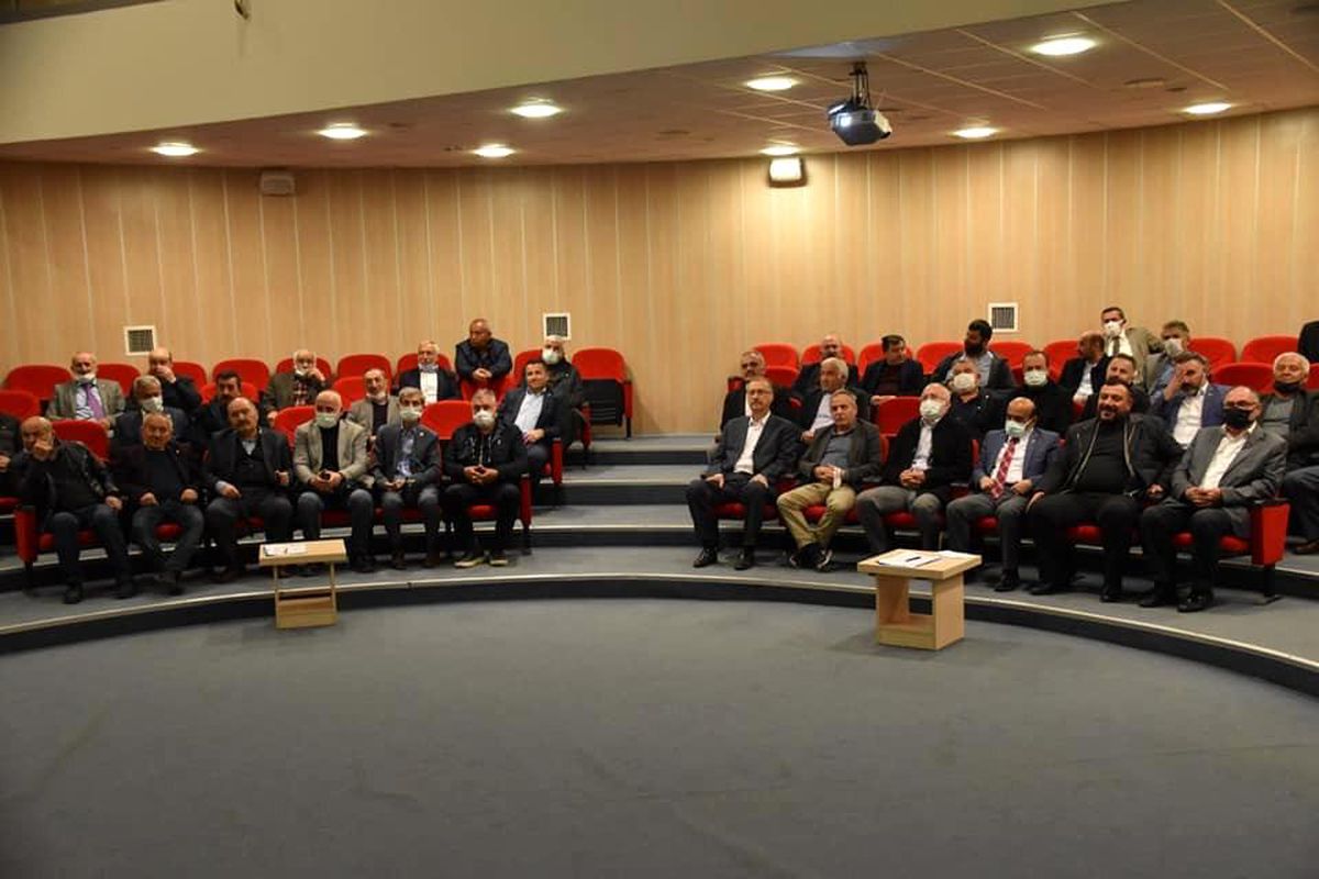 Vali Gürel muhtarlara yönelik verilen eğitim toplantısına katıldı