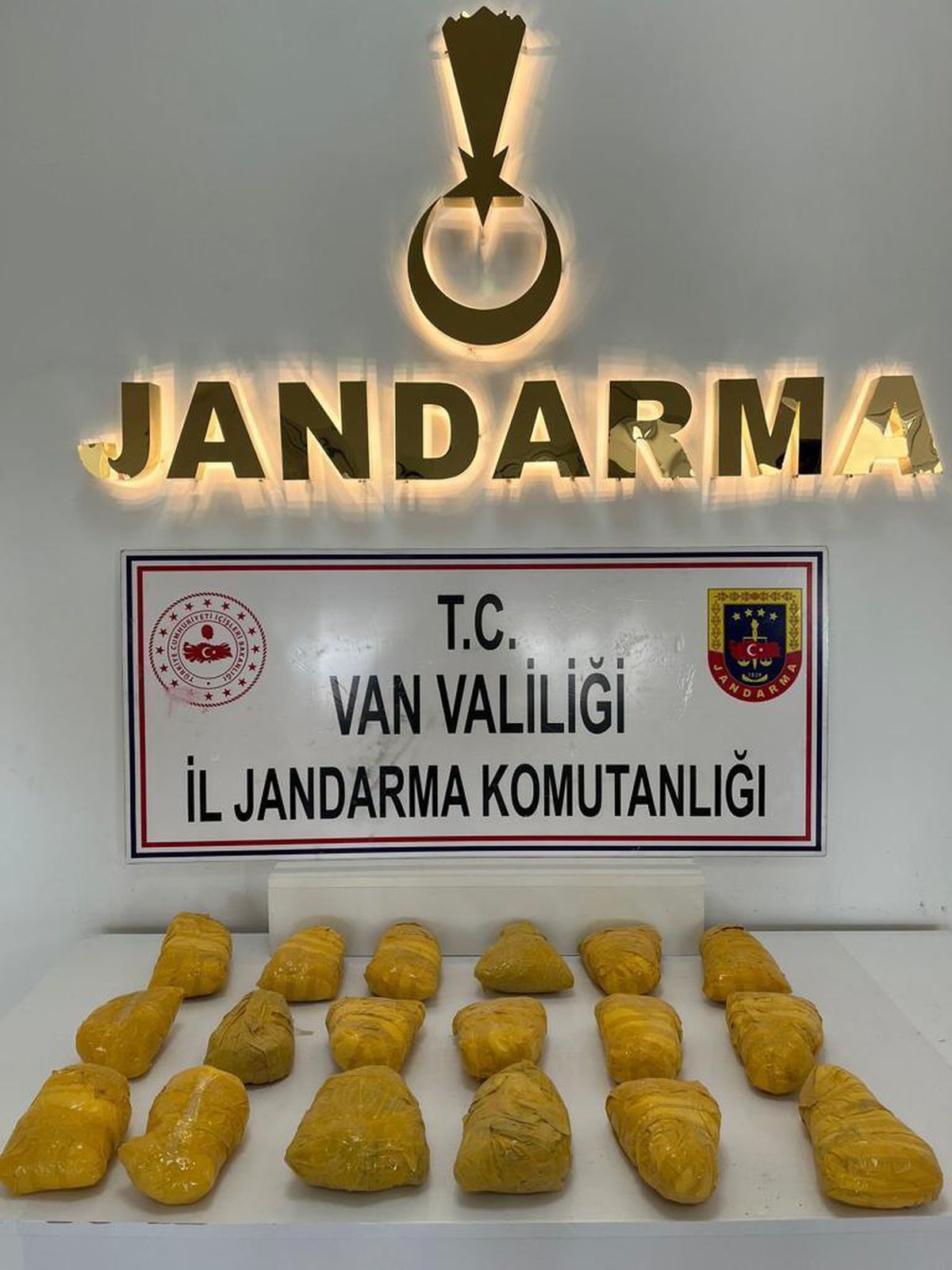Araziye gizlenmiş 17 kilo uyuşturucu ele geçirildi (2)- Yeniden