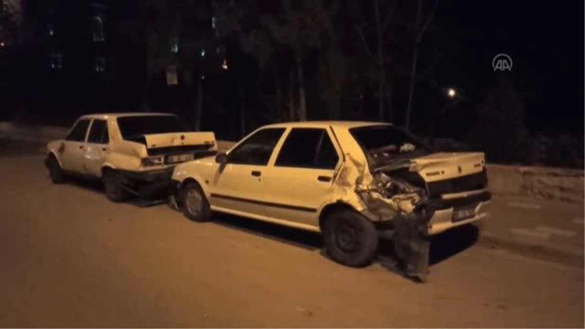 Yozgat\'ta bir otomobil park halindeki 5 araca çarparak zarar verdi