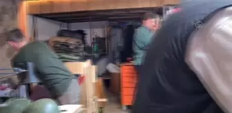 ZAPORİJYA - Ukrayna'da gönüllüler koruyucu zırhlı malzemeler üretiyor