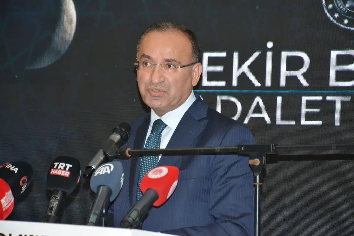 Adalet Bakanı Bozdağ: "İsrail güvenlik güçlerinin Mescid-i Aksa baskınını şiddetle kınıyorum"