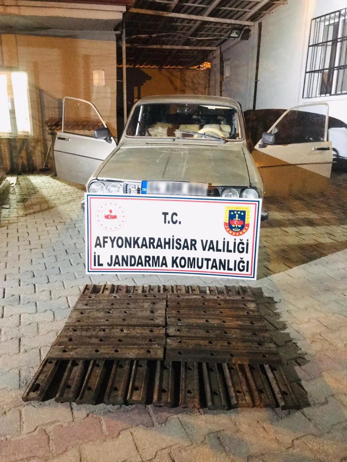 Afyonkarahisar\'da demir yolu hattından demir parçalar çalan 2 zanlı tutuklandı