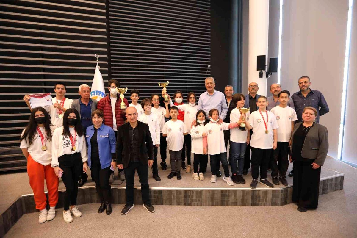 Başkan Tarhan, Mezitli\'nin başarılı sporcularıyla buluştu
