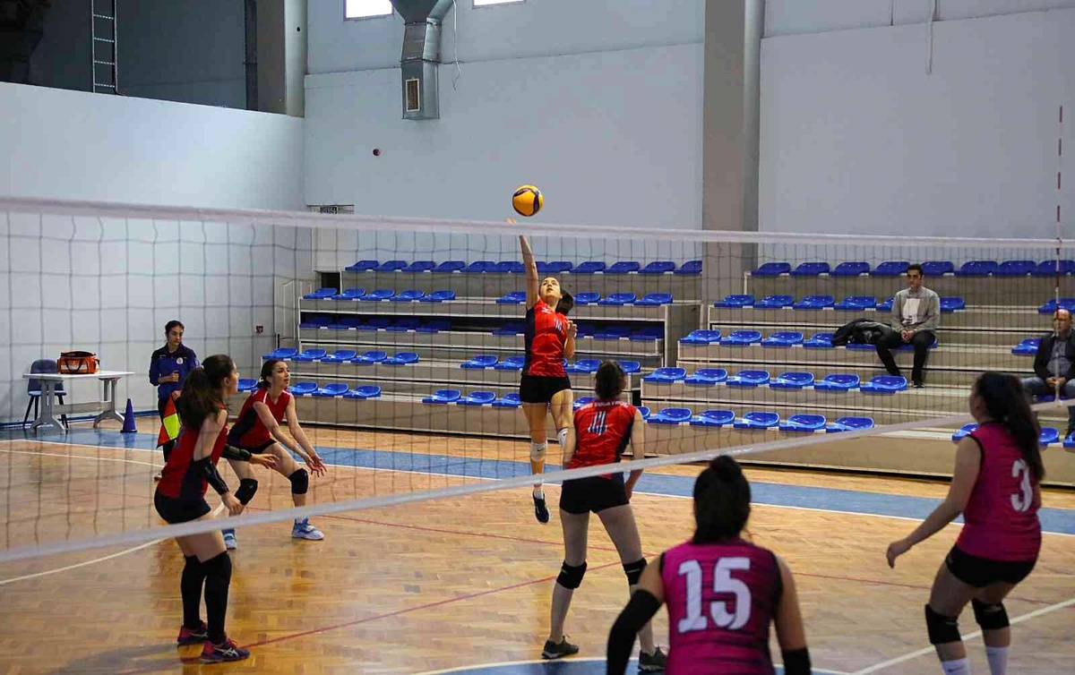 Bayraklı\'da 23 Nisan coşkusu sporla başladı