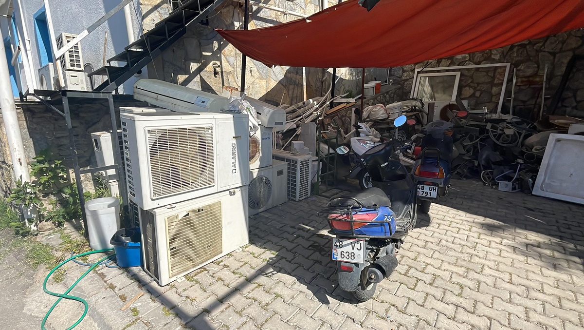 Son dakika: Bodrum\'da iş yerinden motosikletle klima hırsızlığı güvenlik kamerasında