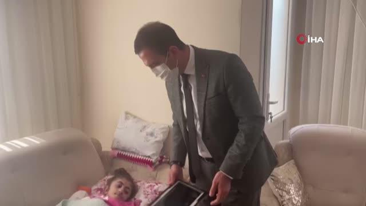 Cam kemik hastası Naz\'ın kırılan tabletini kaymakam yeniledi