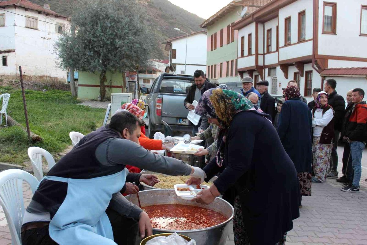 Camicedit Mahalle sakinleri ile iftar sofrasında bir araya geldiler