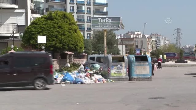 Çiğli sokaklarında oluşan çöp yığınları toplanmayı bekliyor