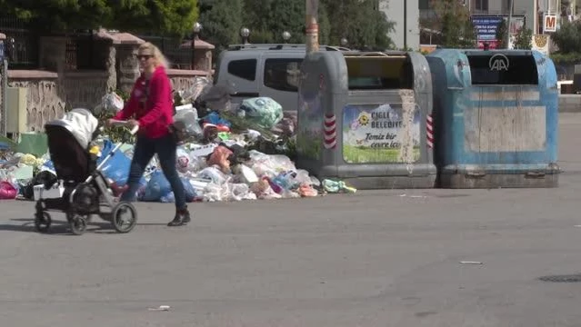 Çiğli sokaklarında oluşan çöp yığınları toplanmayı bekliyor