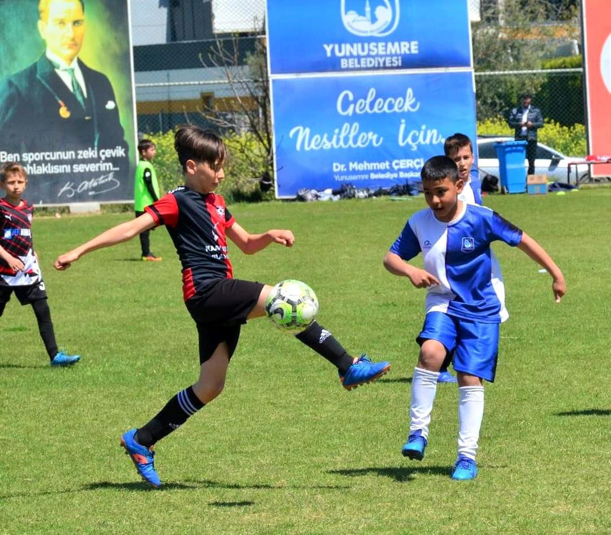 Çocuklar Yunusemre Bahar Futbol Turnuvasında eğlendi