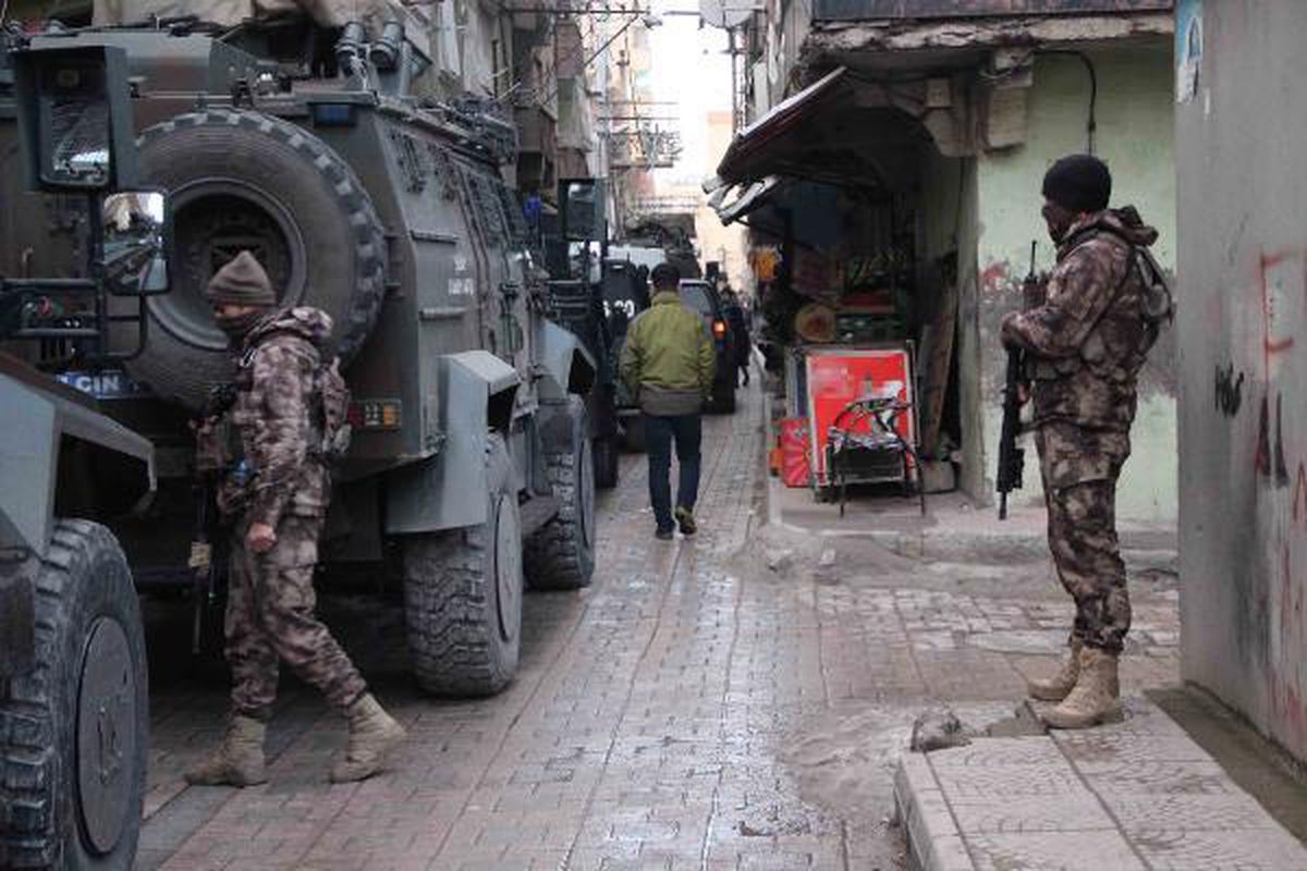 Son dakika haber: Diyarbakır merkezli 6 ilde terör operasyonu: 105 gözaltı kararı (2)