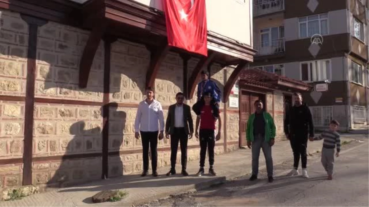 Edirneli başarılı güreşçi, mahallesinde davul zurnayla karşılandı