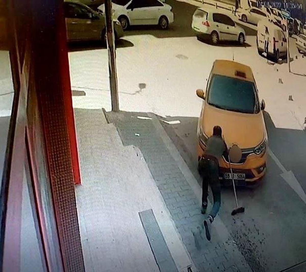 El freni çekilmeyen otomobili durdurmak isteyen esnaf böyle ezildi