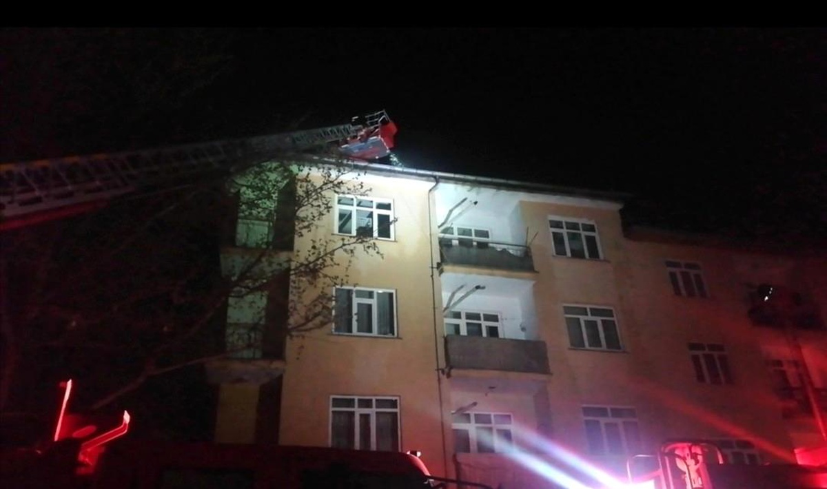 Elazığ\'da çatı alev alev yandı