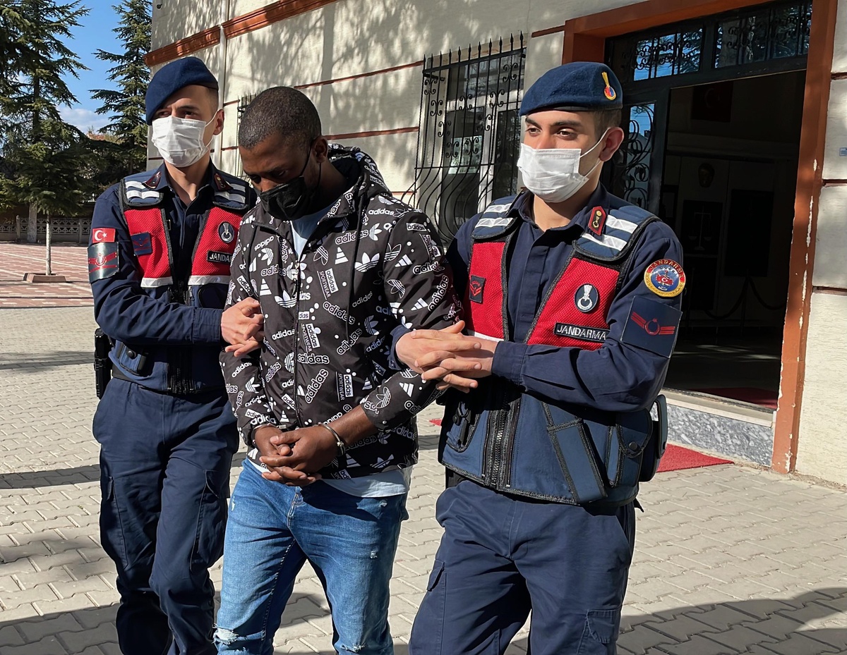 Eskişehir\'deki 60 bin 950 dolarlık dolandırıcılığın Kamerunlu şüphelisi tutuklandı