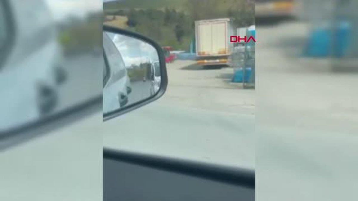 EYÜPSULTAN\'DA TRAFİKTE TARTIŞTIĞI SÜRÜCÜNÜN ARACINA SOPAYLA VURDU