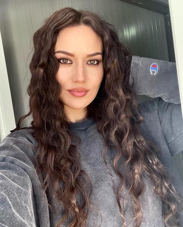 Fahriye Evcen kıvırcık saçlı fotoğraflarını paylaştı, her gören Pelin Akil zannetti